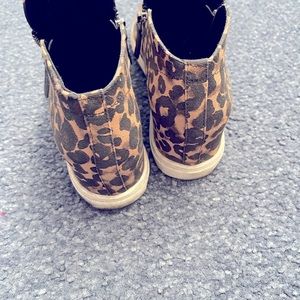 Women’s size 10 leopard shoes like new